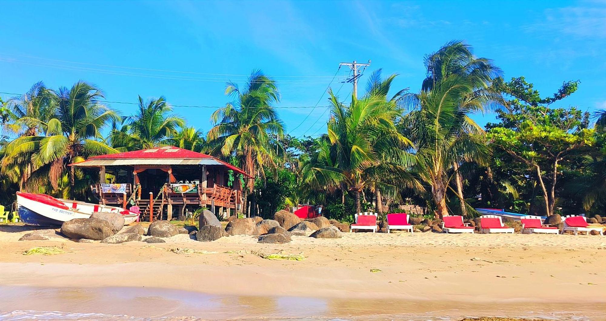 Paraiso Beach Hotel Brig Bay 外观 照片