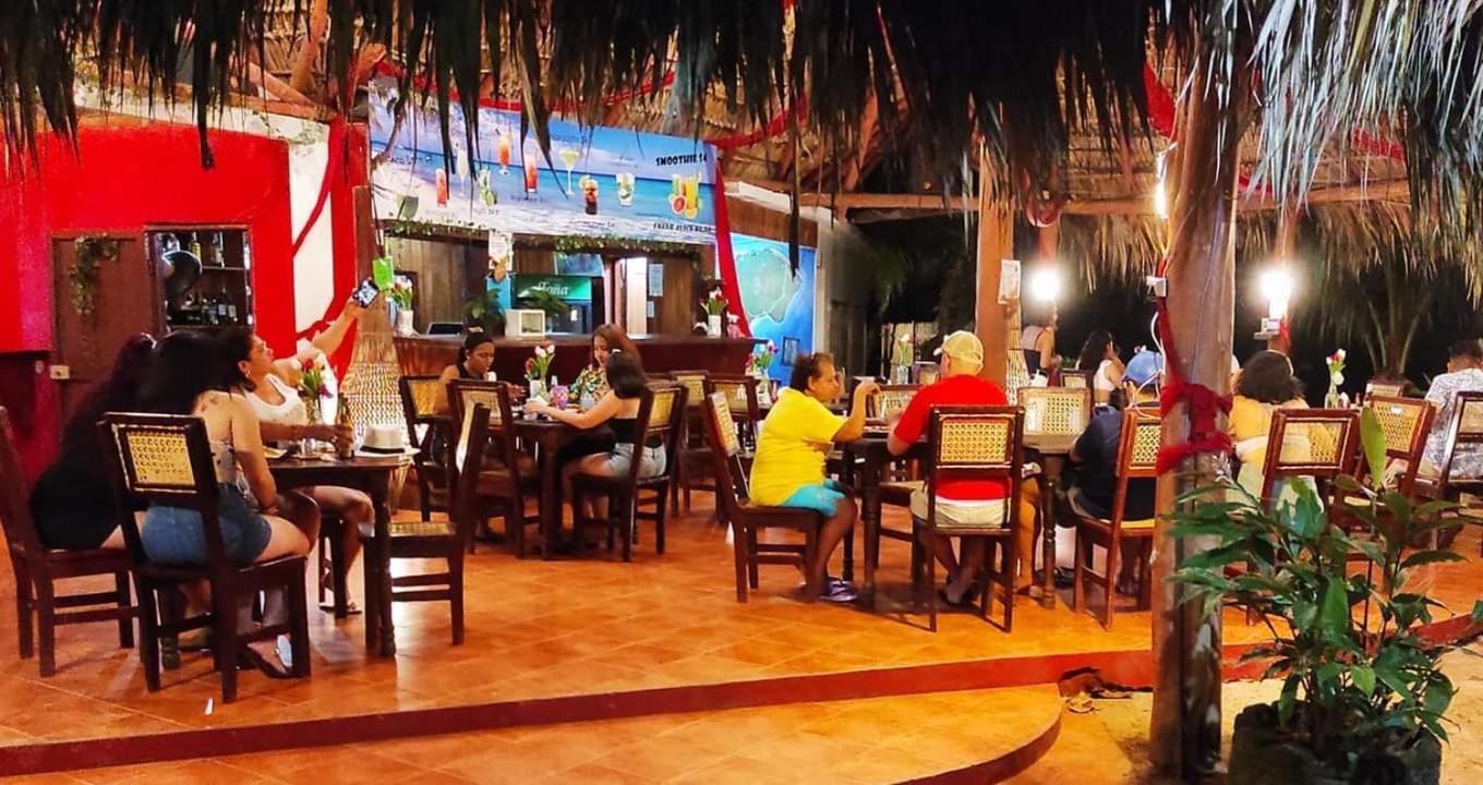 Paraiso Beach Hotel Brig Bay 外观 照片
