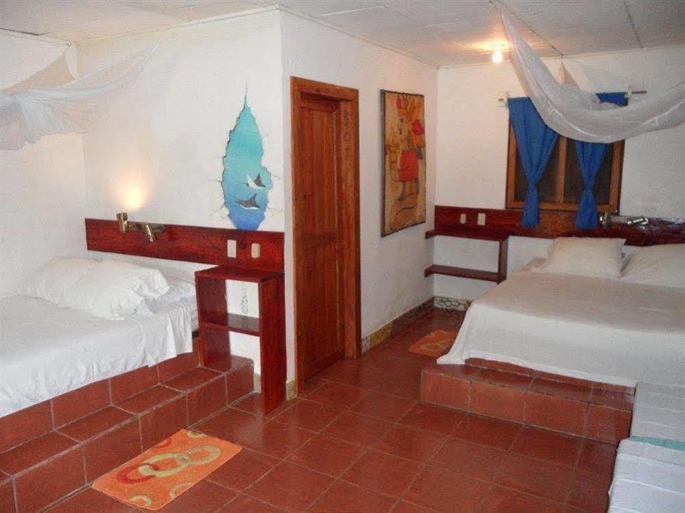 Paraiso Beach Hotel Brig Bay 外观 照片