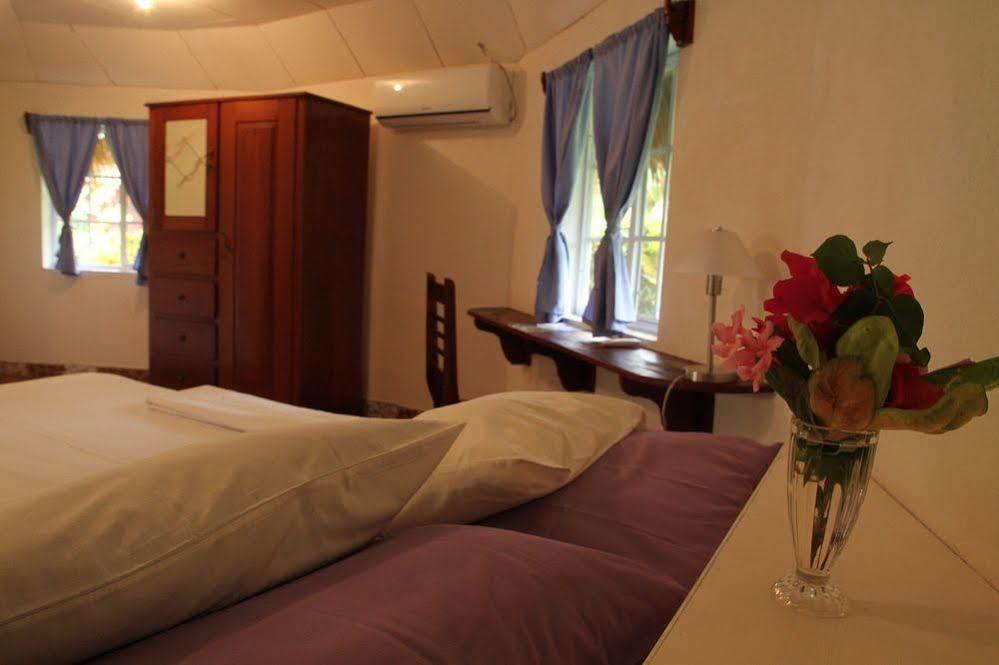 Paraiso Beach Hotel Brig Bay 外观 照片