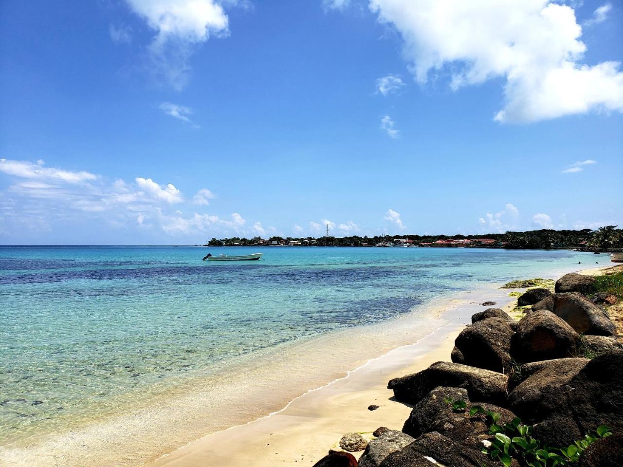 Paraiso Beach Hotel Brig Bay 外观 照片